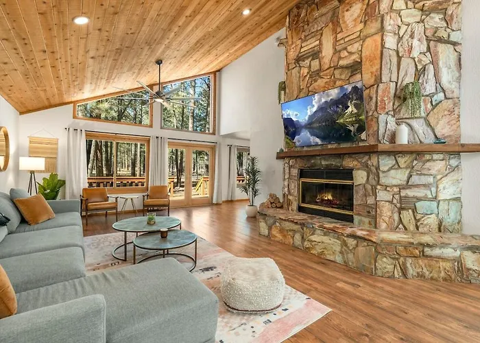 Pinewood Lodge - Backs To Forest - Near Downtown!